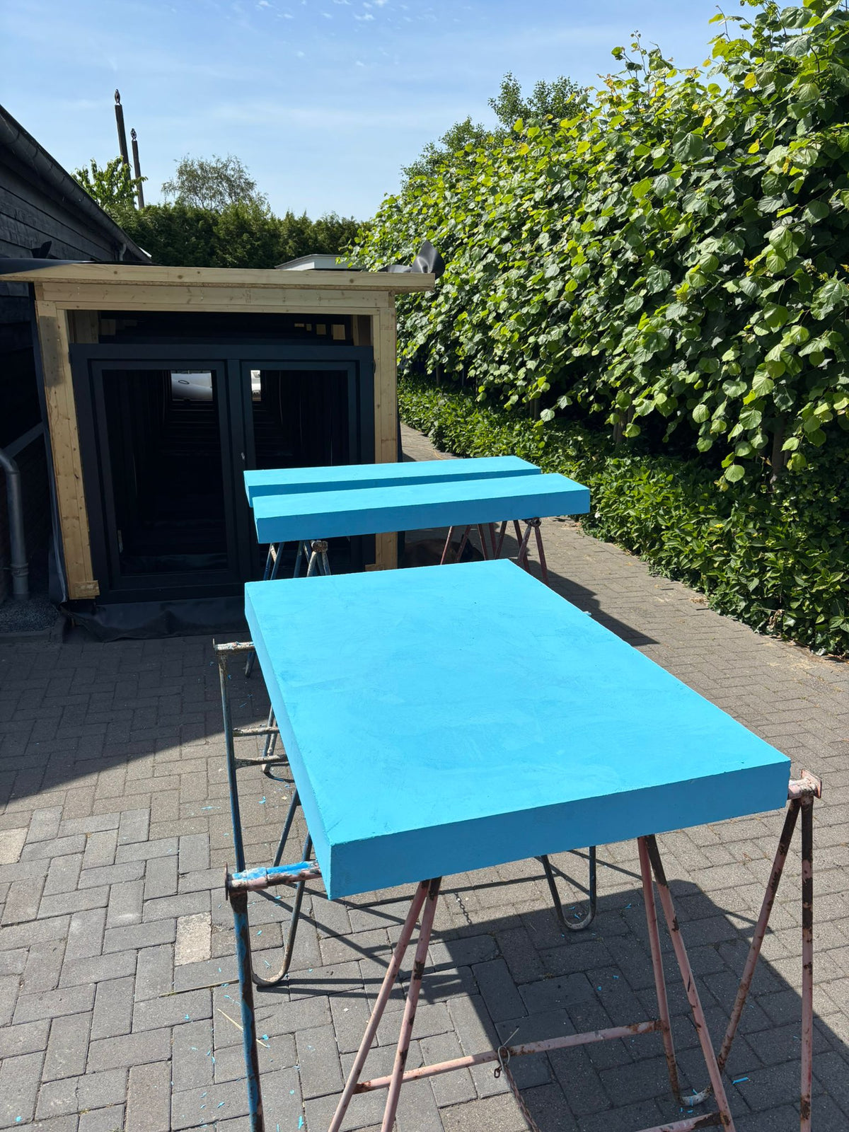 Betonnen buitentafel en rugleuningen